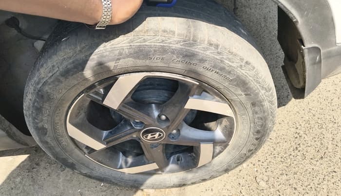 2019 Hyundai VENUE SX 1.0 TURBO DUAL TONE, Petrol, Manual, 60,090 km, tyre