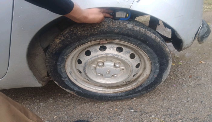 2017 Hyundai Eon ERA +, CNG, Manual, 1,43,881 km, tyre