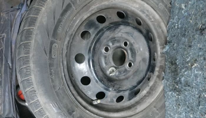 2010 Maruti Swift Dzire VXI, Petrol, Manual, 1,04,500 km, tyre