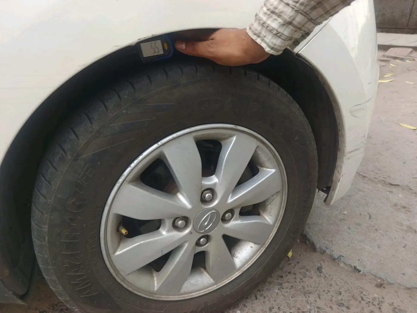 2016 Hyundai Xcent SX 1.2, CNG, Manual, 1,18,938 km, tyre