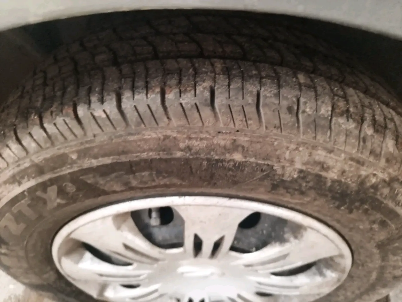 2012 Mahindra Verito 1.4 G4, Petrol, Manual, 26,347 km, tyre