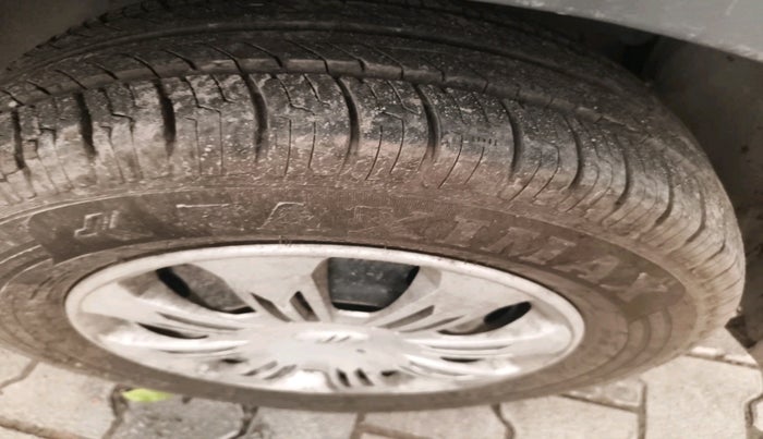 2012 Mahindra Verito 1.4 G4, Petrol, Manual, 26,347 km, tyre