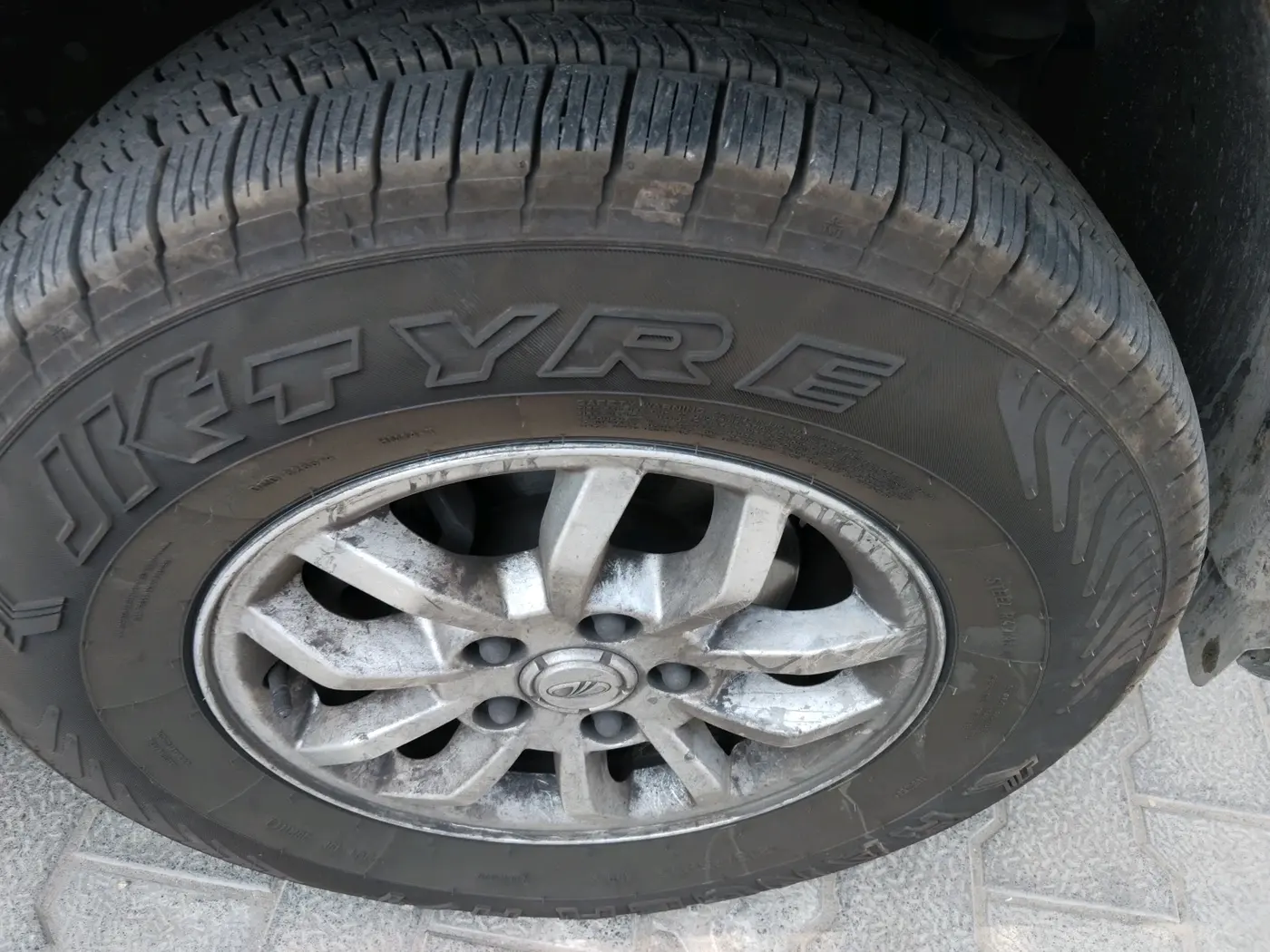 2018 Mahindra TUV300 T8, Diesel, Manual, 1,19,079 km, tyre