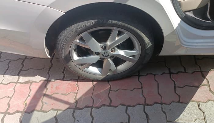 2022 Skoda Octavia STYLE 2.0, Petrol, Automatic, 38,859 km, tyre
