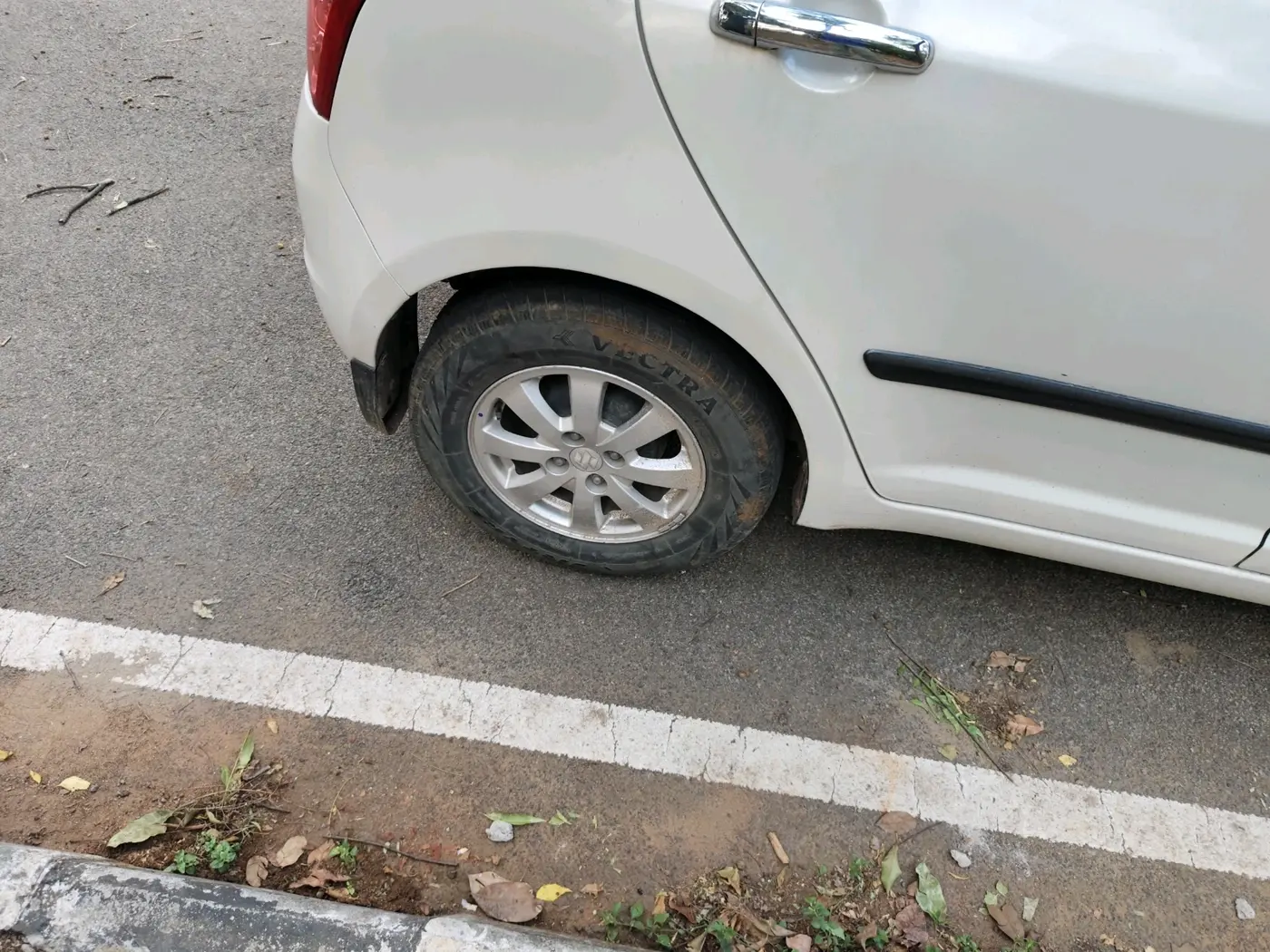 2010 Maruti Swift ZXI, Petrol, Manual, 38,020 km, tyre