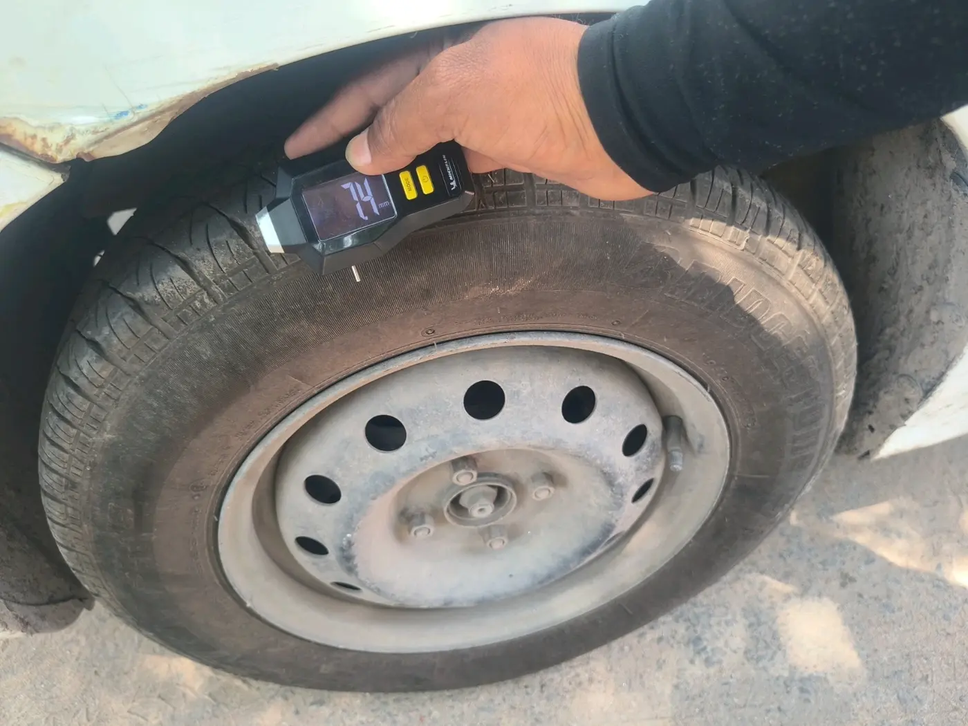 2017 Maruti Dzire VDI, Diesel, Manual, 1,00,675 km, tyre