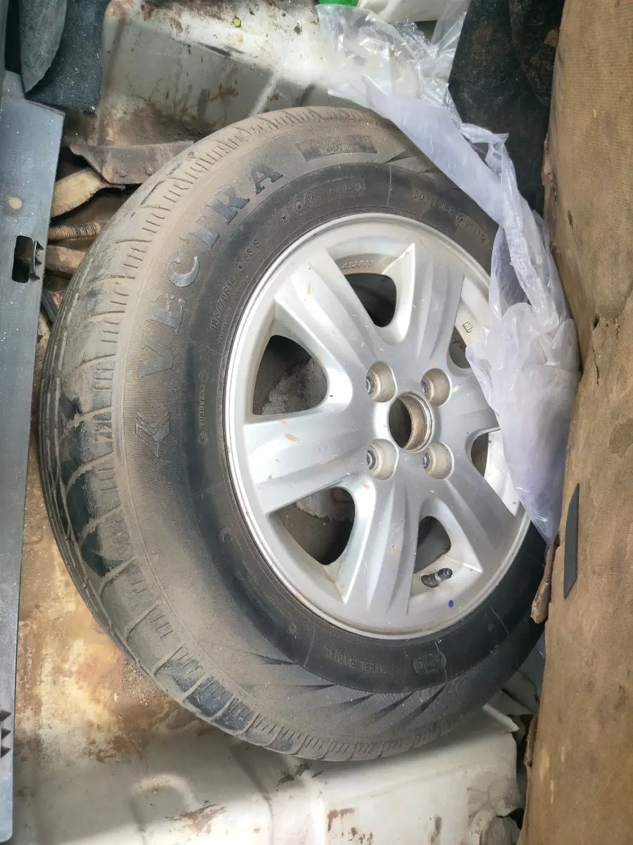 2011 Maruti Swift Dzire ZXI, CNG, Manual, 1,12,963 km, tyre