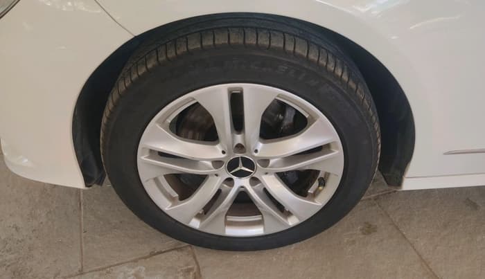 2009 Mercedes Benz E Class E 350 AVANTGARDE, Diesel, Automatic, 1,37,931 km, tyre
