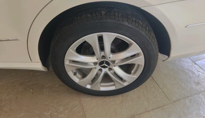 2009 Mercedes Benz E Class E 350 AVANTGARDE, Diesel, Automatic, 1,37,931 km, tyre