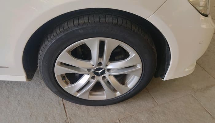 2009 Mercedes Benz E Class E 350 AVANTGARDE, Diesel, Automatic, 1,37,931 km, tyre