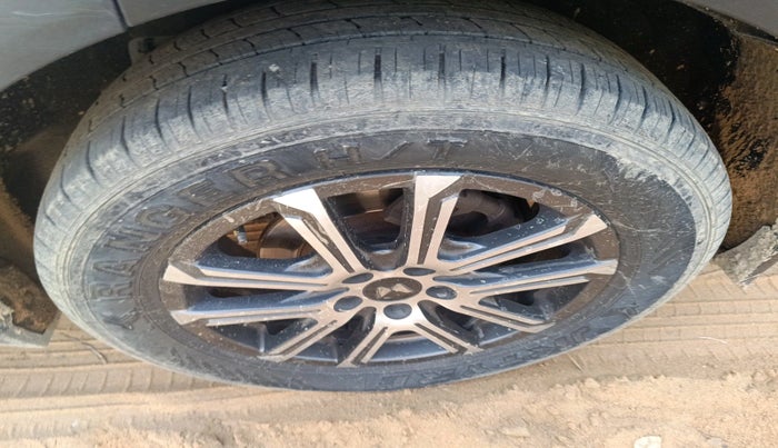 2022 Mahindra XUV700 AX 7 LUXURY D AT 7 STR, Diesel, Automatic, 88,251 km, tyre