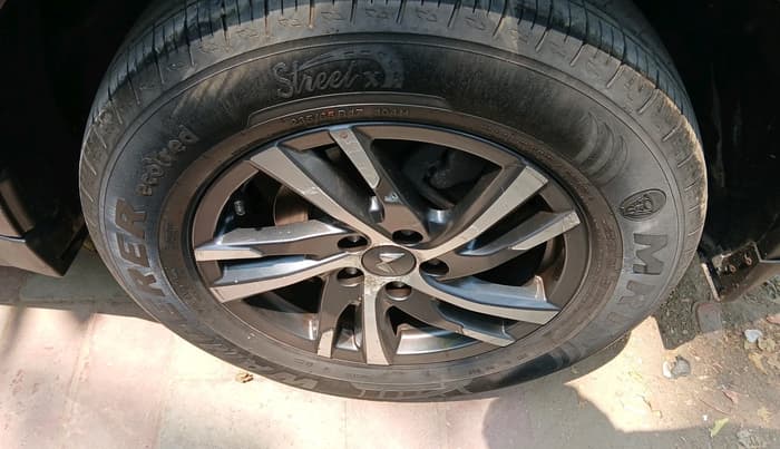 2022 Mahindra XUV700 AX 5 P MT 7 STR, Petrol, Manual, 38,616 km, tyre