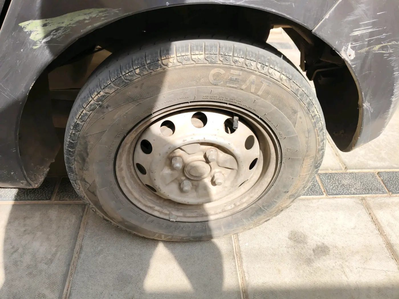 2015 Hyundai Eon ERA +, CNG, Manual, 89,432 km, tyre