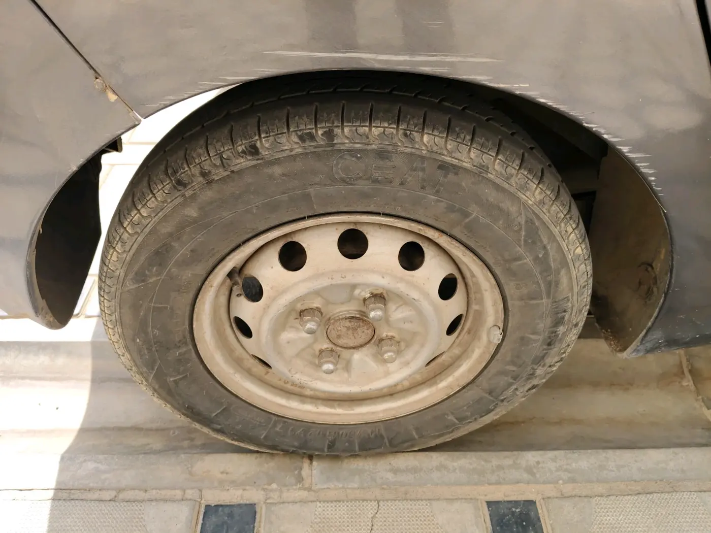 2015 Hyundai Eon ERA +, CNG, Manual, 89,432 km, tyre