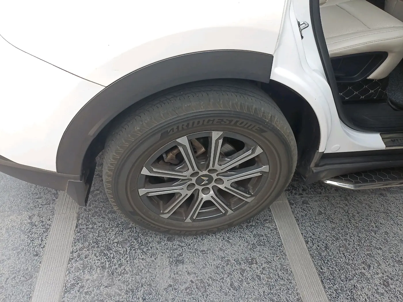 2023 Mahindra XUV700 AX 7 LUXURY D AT 7 STR, Diesel, Automatic, 44,992 km, tyre