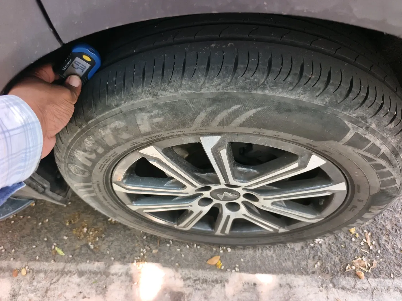 2021 Mahindra XUV700 AX 7 LUXURY P AT 7 STR, Petrol, Automatic, 23,761 km, tyre