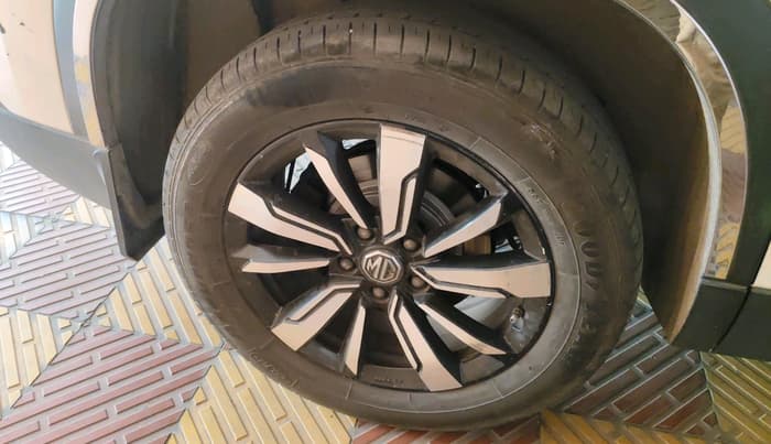 2019 MG HECTOR SHARP 2.0 DIESEL, Diesel, Manual, 1,16,636 km, tyre