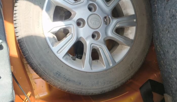 2017 Tata Tiago XZ PETROL, Petrol, Manual, 27,292 km, tyre