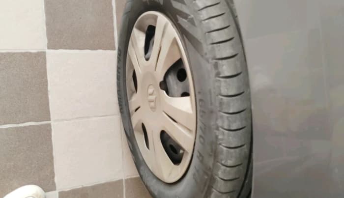 2015 Maruti Wagon R 1.0 VXI, CNG, Manual, 75,137 km, tyre