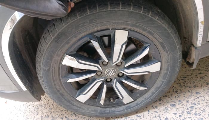 2019 MG HECTOR SMART HYBRID 1.5 PETROL, Petrol, Manual, 1,02,508 km, tyre
