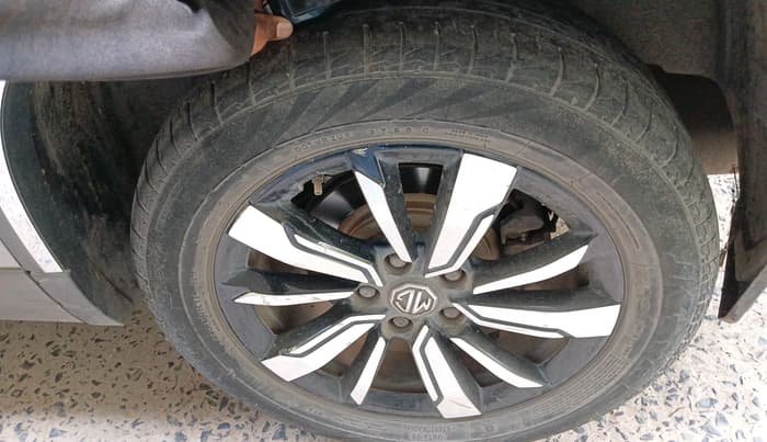 2019 MG HECTOR SMART HYBRID 1.5 PETROL, Petrol, Manual, 1,02,508 km, tyre