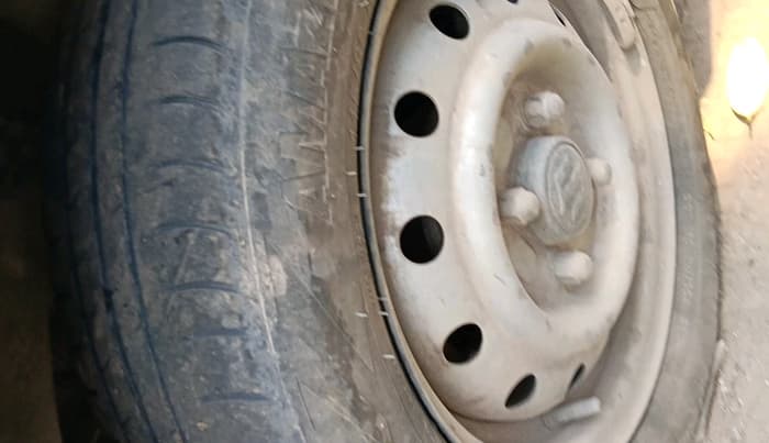 2014 Maruti Wagon R 1.0 LXI, CNG, Manual, 1,14,197 km, tyre