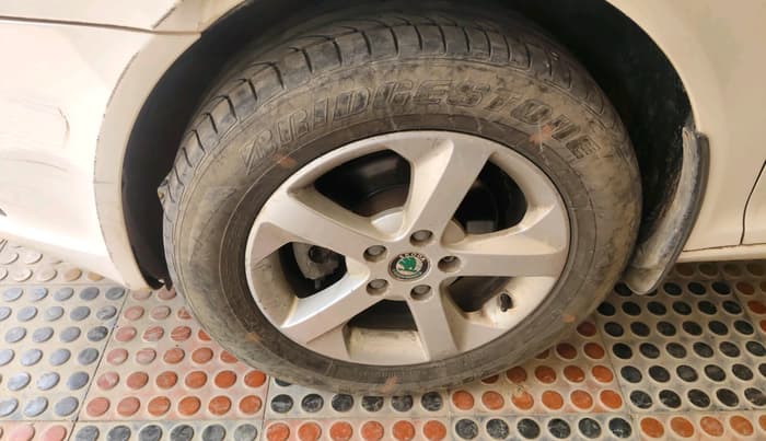 2012 Skoda Laura ELEGANCE 2.0 TDI CR MT, Diesel, Manual, 1,41,779 km, tyre