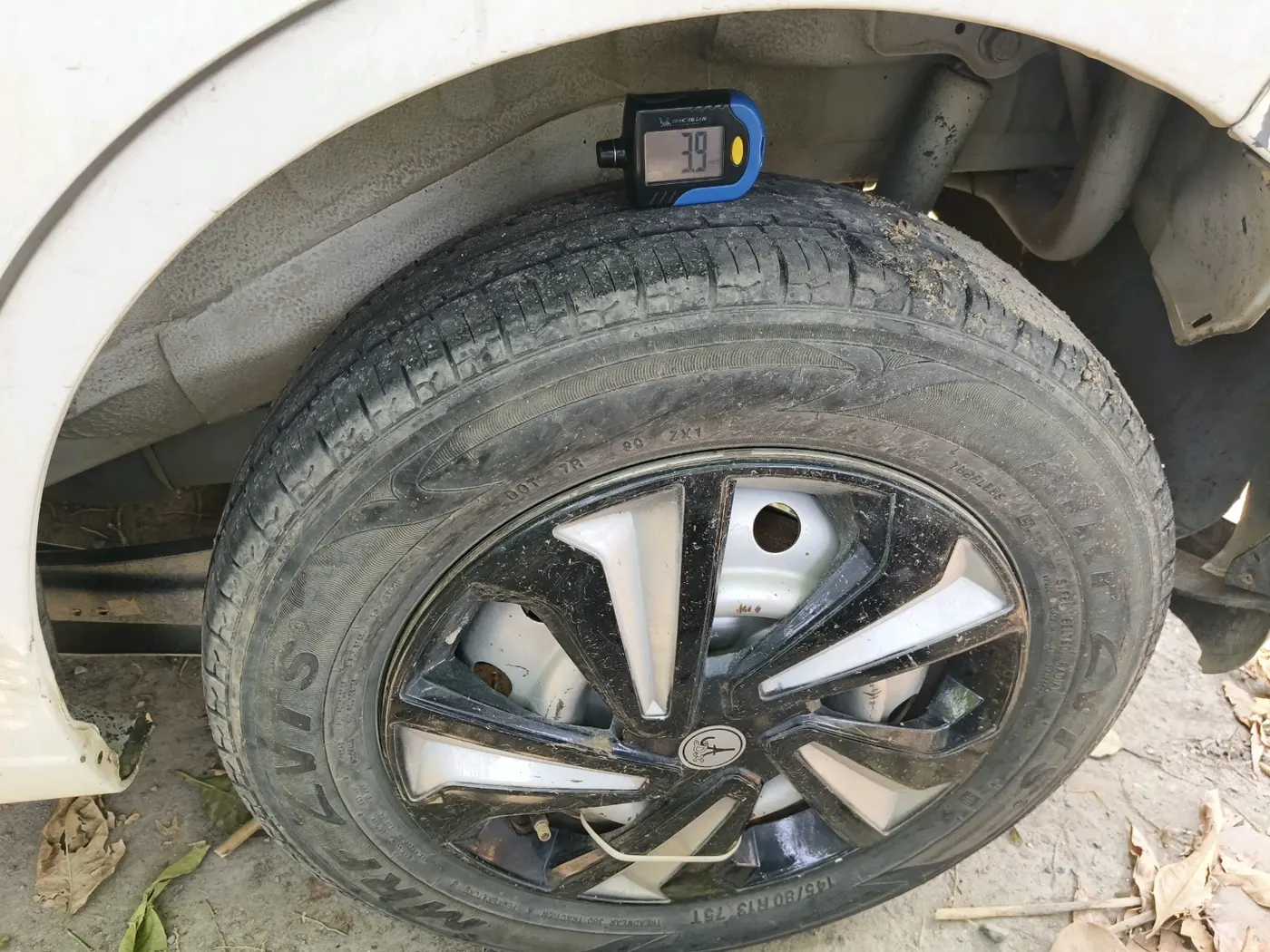 2015 Maruti Wagon R 1.0 LXI, CNG, Manual, 1,07,240 km, tyre