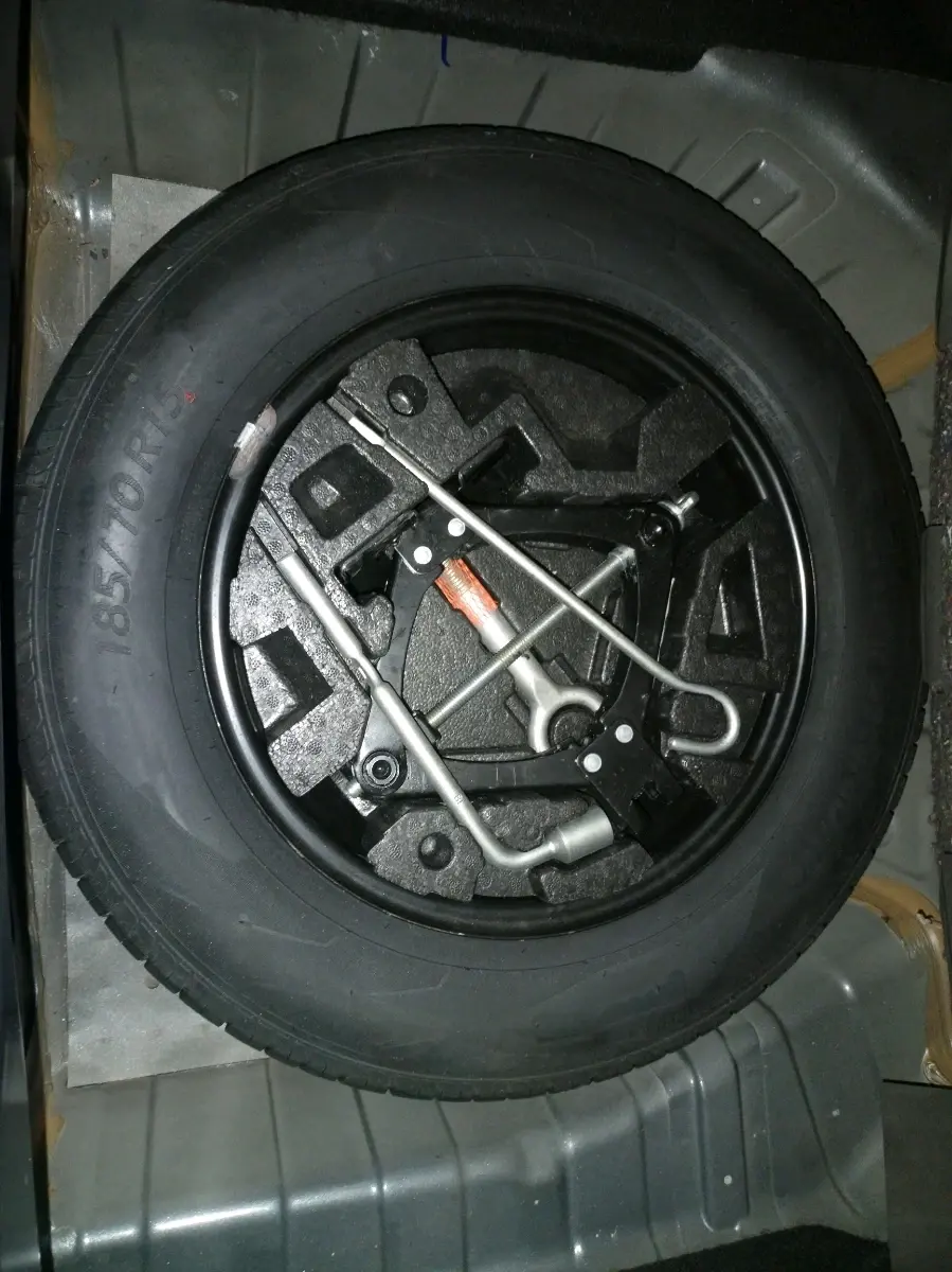 2021 Tata PUNCH ACCOMPLISHED AMT, Petrol, Automatic, 26,966 km, tyre