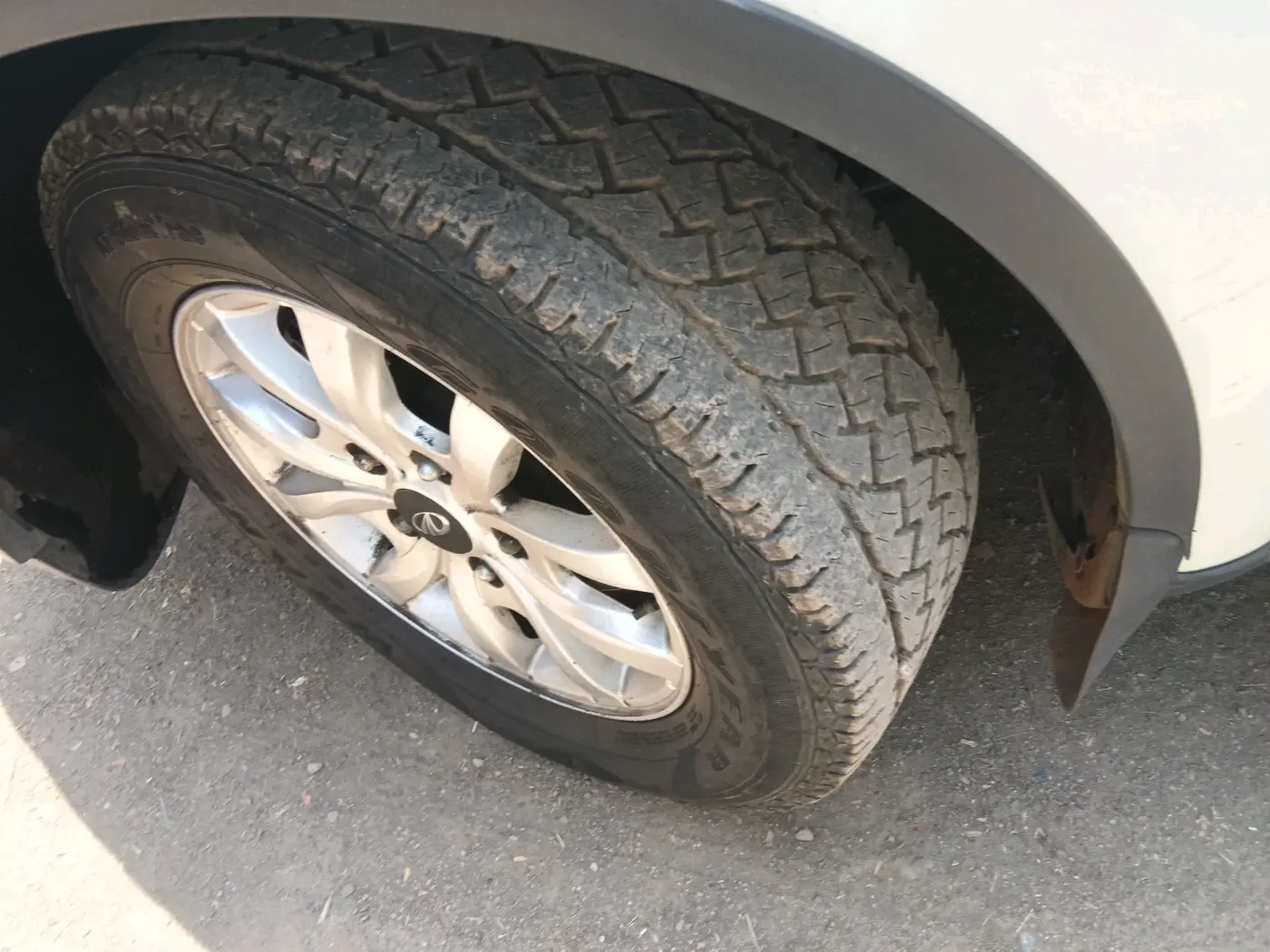 2017 Mahindra XUV500 W10 1.99, Diesel, Manual, 1,41,786 km, tyre
