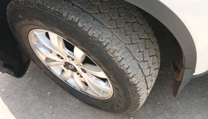 2017 Mahindra XUV500 W10 1.99, Diesel, Manual, 1,41,786 km, tyre