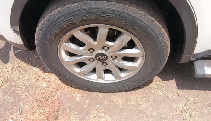2017 Mahindra XUV500 W10 1.99, Diesel, Manual, 1,41,786 km, tyre