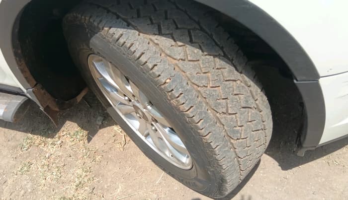 2017 Mahindra XUV500 W10 1.99, Diesel, Manual, 1,41,786 km, tyre