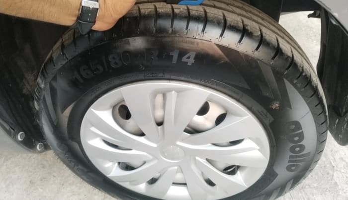 2015 Maruti Swift LXI (O), Petrol, Manual, 38,709 km, tyre