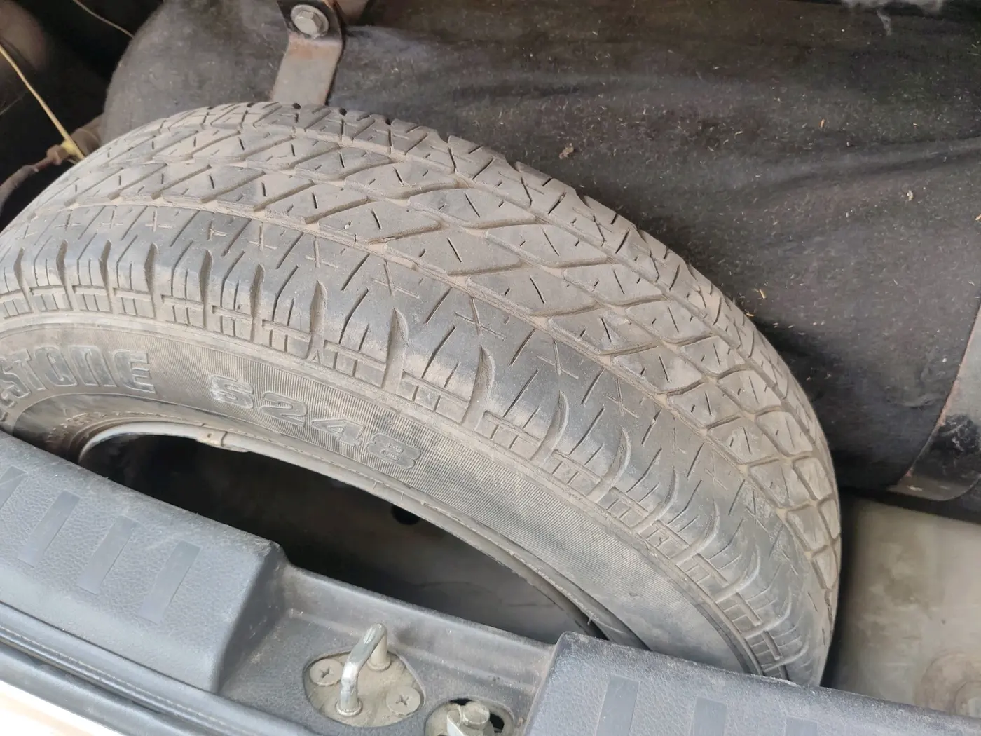 2014 Maruti Swift VXI, CNG, Manual, 1,08,202 km, tyre