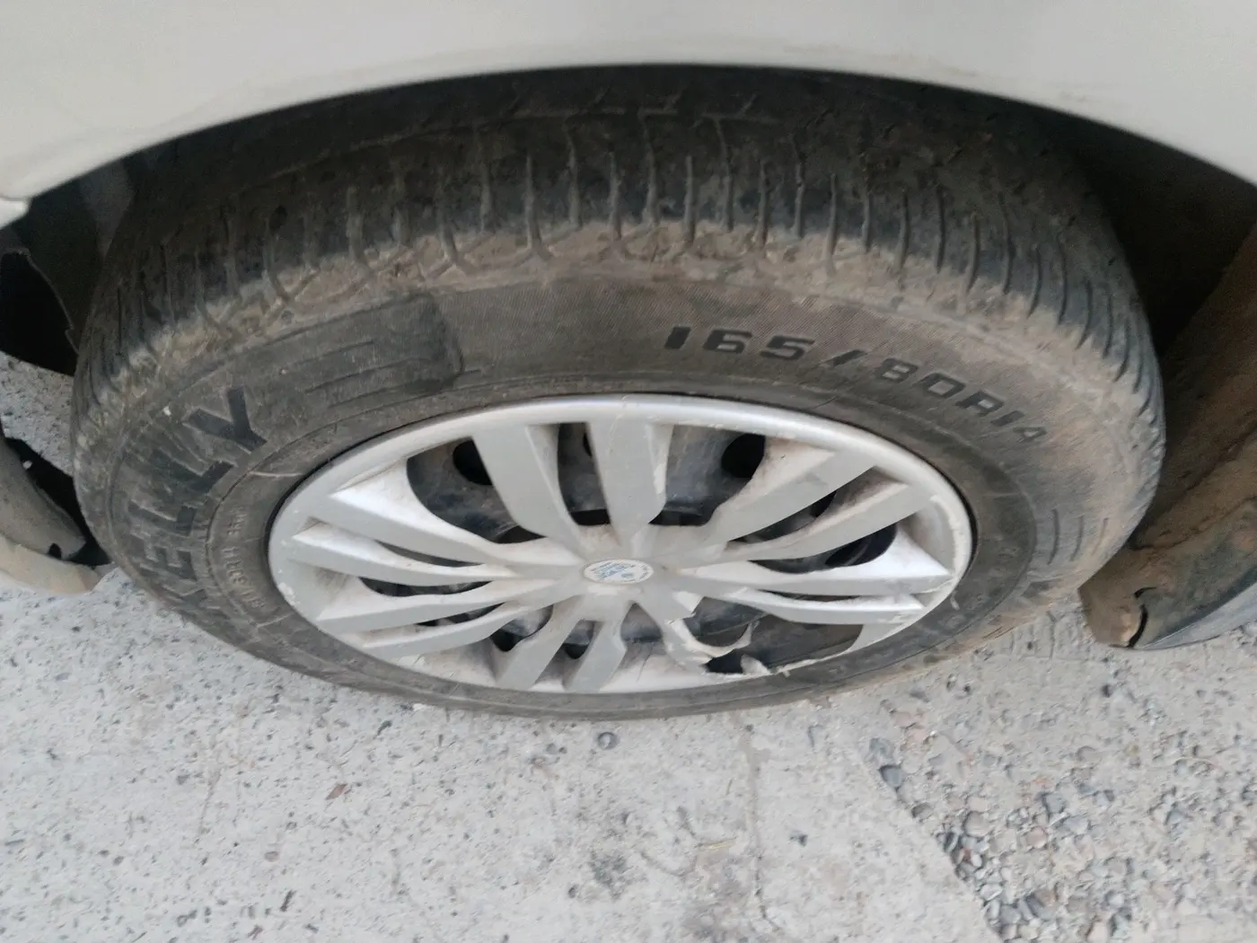 2011 Maruti Swift Dzire VXI, Petrol, Manual, 1,43,688 km, tyre
