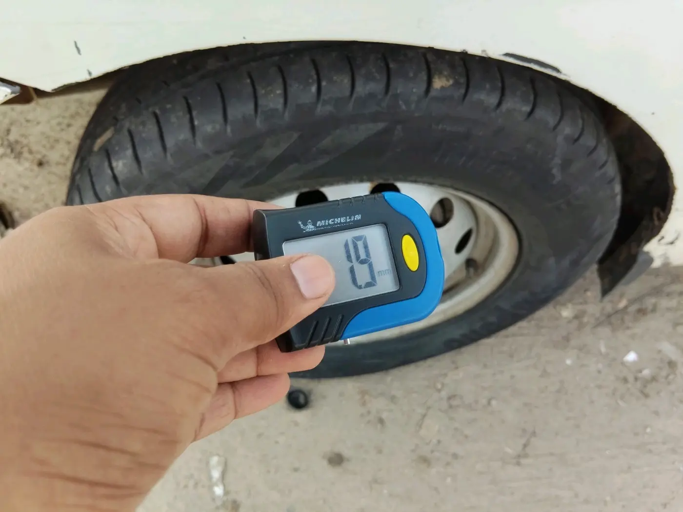 2015 Hyundai Eon ERA +, Petrol, Manual, 1,27,295 km, tyre