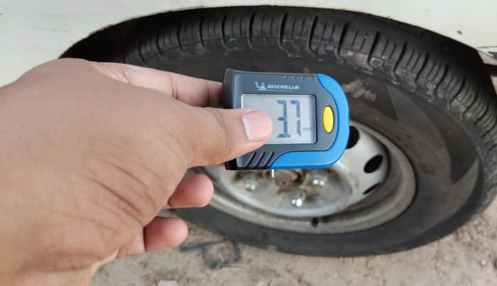 2015 Hyundai Eon ERA +, Petrol, Manual, 1,27,295 km, tyre