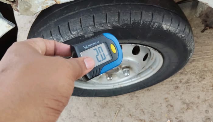 2015 Hyundai Eon ERA +, Petrol, Manual, 1,27,295 km, tyre