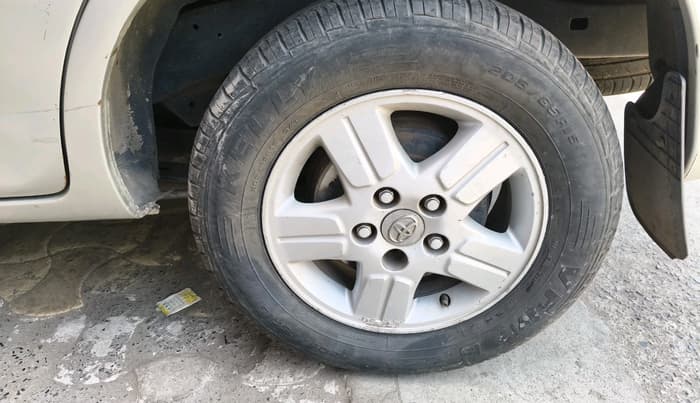 2007 Toyota Innova V 2.5 7 STR, Diesel, Manual, 2,60,722 km, tyre