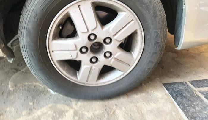 2007 Toyota Innova V 2.5 7 STR, Diesel, Manual, 2,60,722 km, tyre