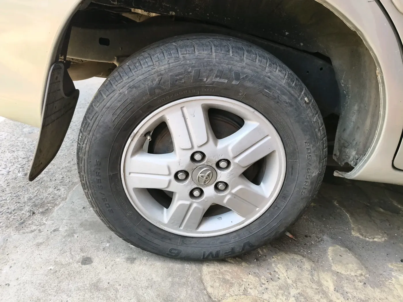 2007 Toyota Innova V 2.5 7 STR, Diesel, Manual, 2,60,722 km, tyre