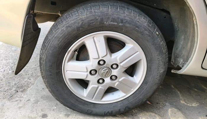 2007 Toyota Innova V 2.5 7 STR, Diesel, Manual, 2,60,722 km, tyre