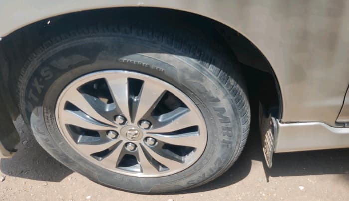 2015 Toyota Innova 2.5 VX 7 STR, Diesel, Manual, 1,03,101 km, tyre
