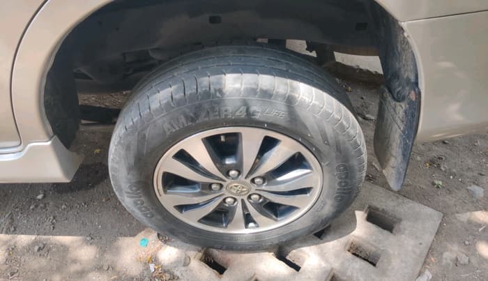 2015 Toyota Innova 2.5 VX 7 STR, Diesel, Manual, 1,03,101 km, tyre