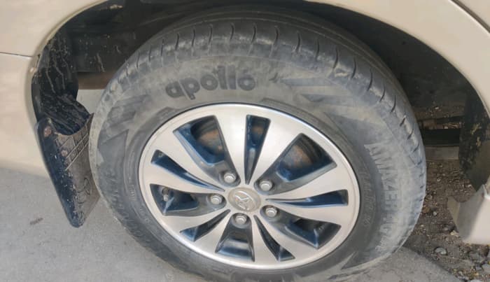 2015 Toyota Innova 2.5 VX 7 STR, Diesel, Manual, 1,03,101 km, tyre
