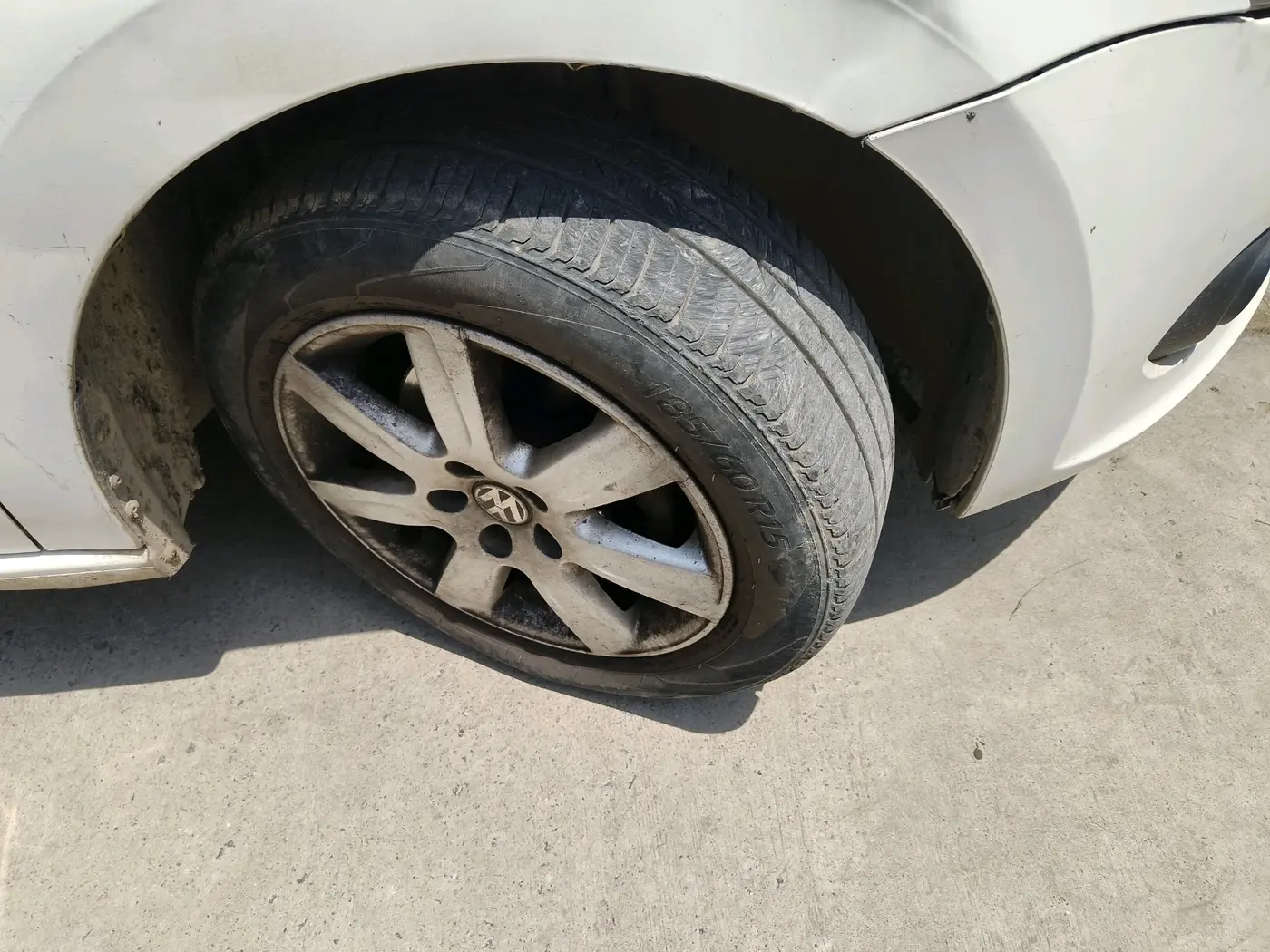 2011 Volkswagen Vento HIGHLINE DIESEL 1.6, Diesel, Manual, 1,25,314 km, tyre