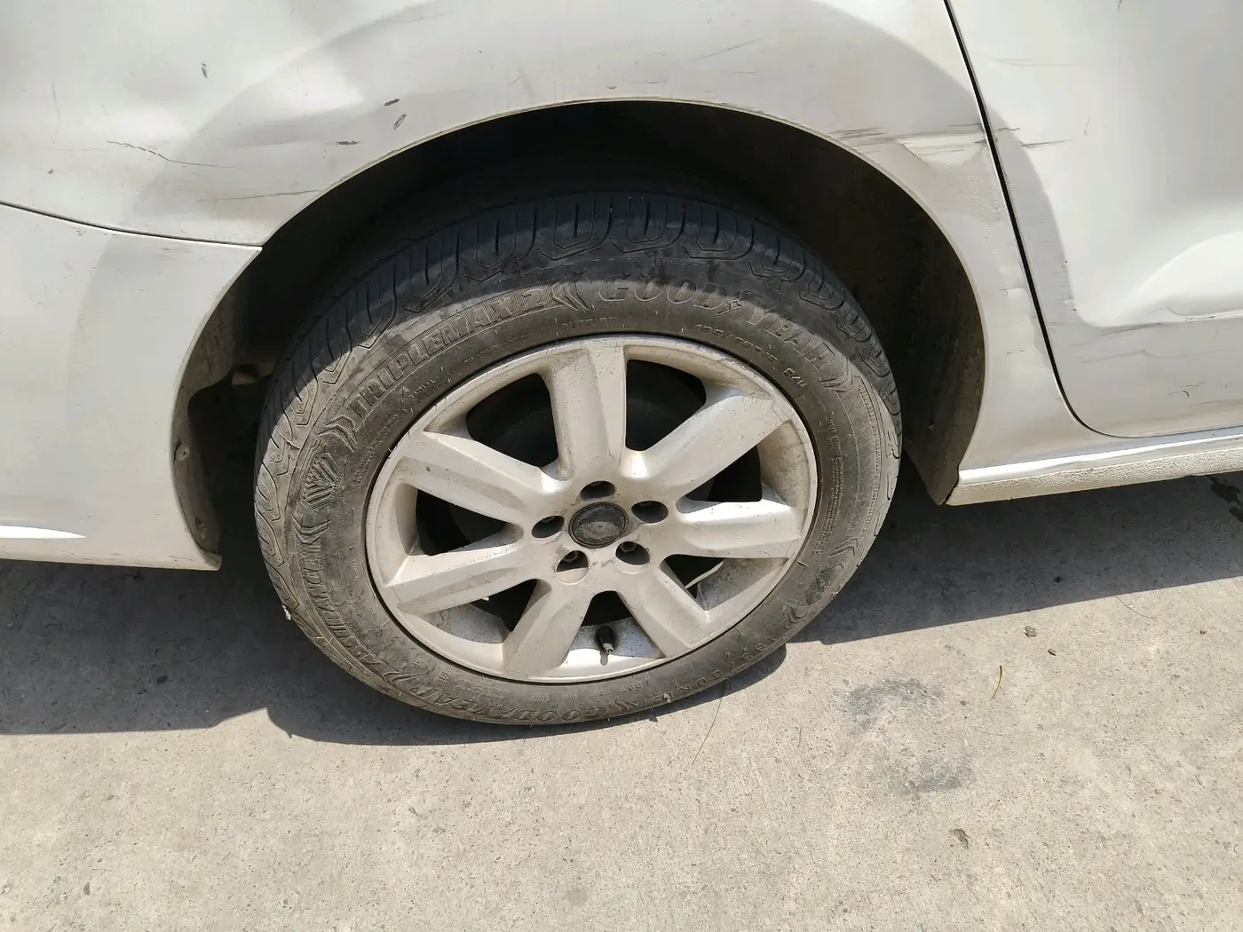 2011 Volkswagen Vento HIGHLINE DIESEL 1.6, Diesel, Manual, 1,25,314 km, tyre