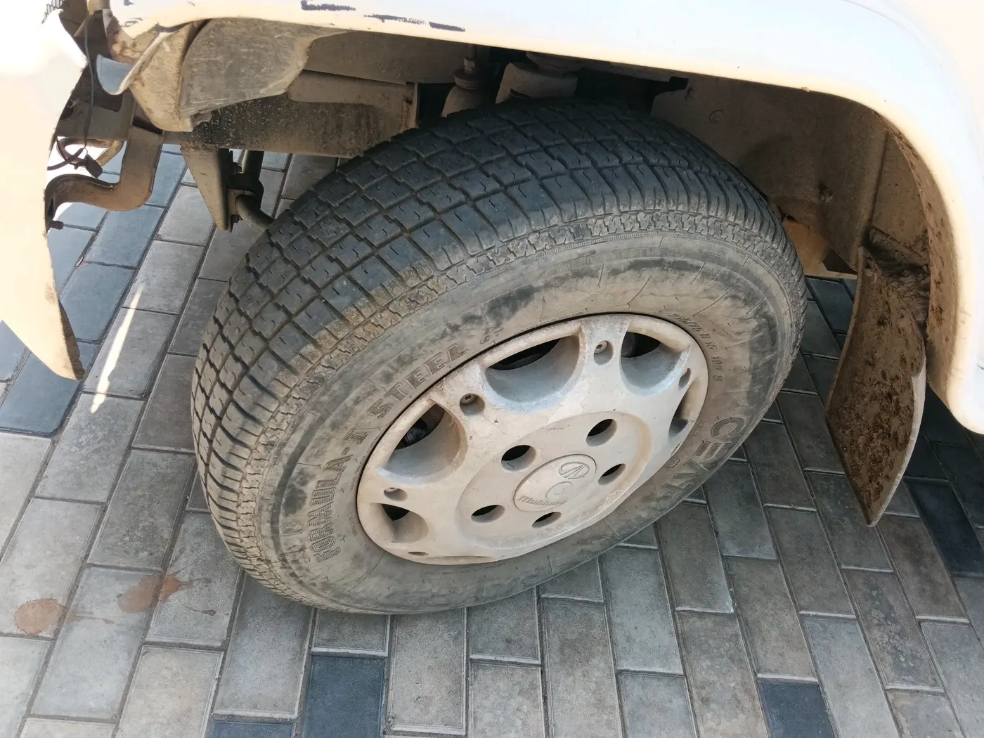 2012 Mahindra Bolero SLE BS-III, Diesel, Manual, 2,07,222 km, tyre