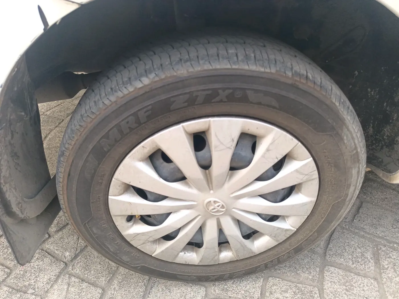 2012 Toyota Etios G, Petrol, Manual, 1,06,287 km, tyre
